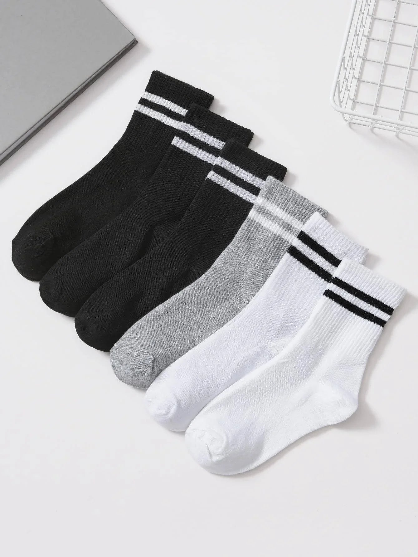 6/12 Pairs Middle Tube Socks For Men And Women Solid Colour In White and Black Fashion Sweat Absorption Breathable and Casual