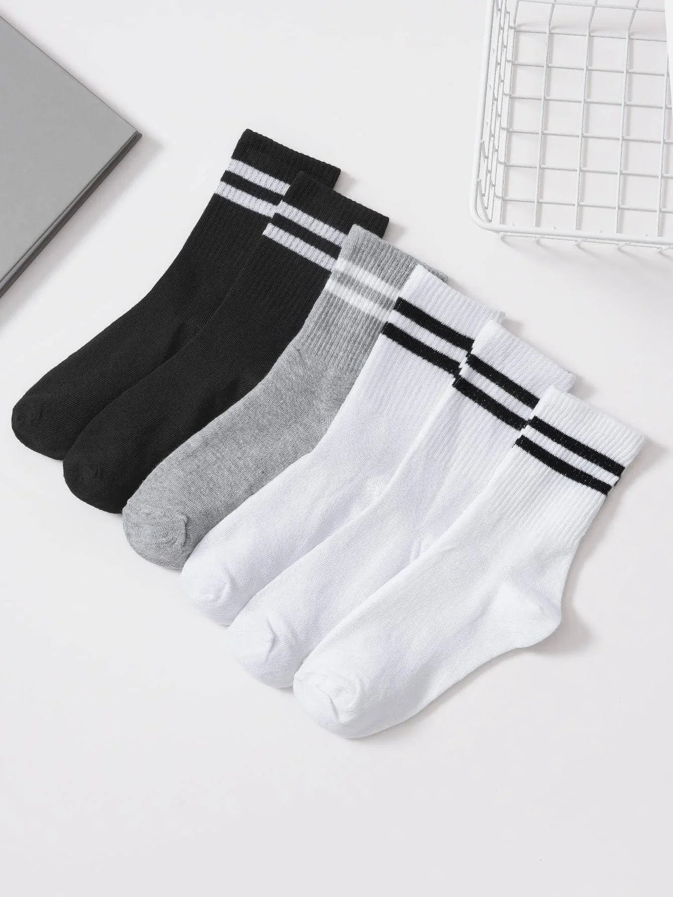 6/12 Pairs Middle Tube Socks For Men And Women Solid Colour In White and Black Fashion Sweat Absorption Breathable and Casual