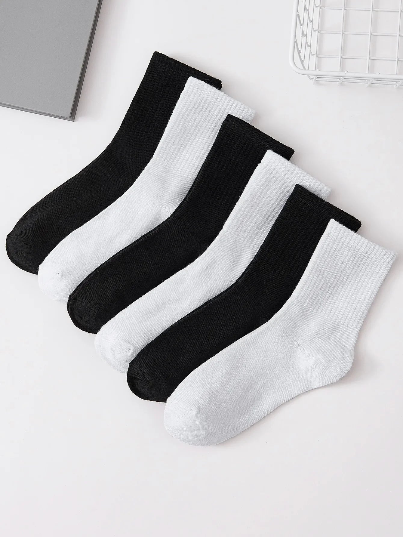 6/12 Pairs Middle Tube Socks For Men And Women Solid Colour In White and Black Fashion Sweat Absorption Breathable and Casual