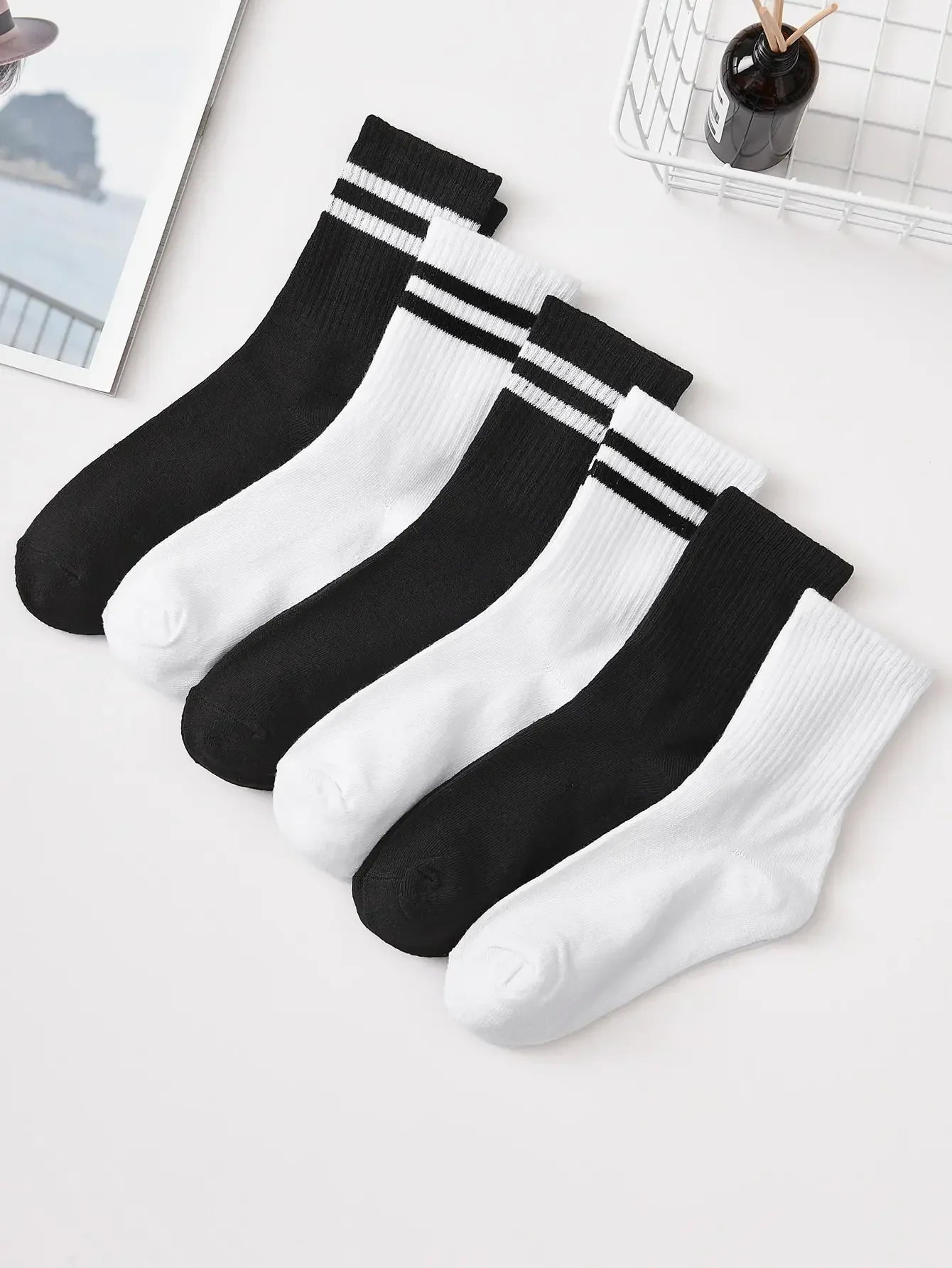 6/12 Pairs Middle Tube Socks For Men And Women Solid Colour In White and Black Fashion Sweat Absorption Breathable and Casual