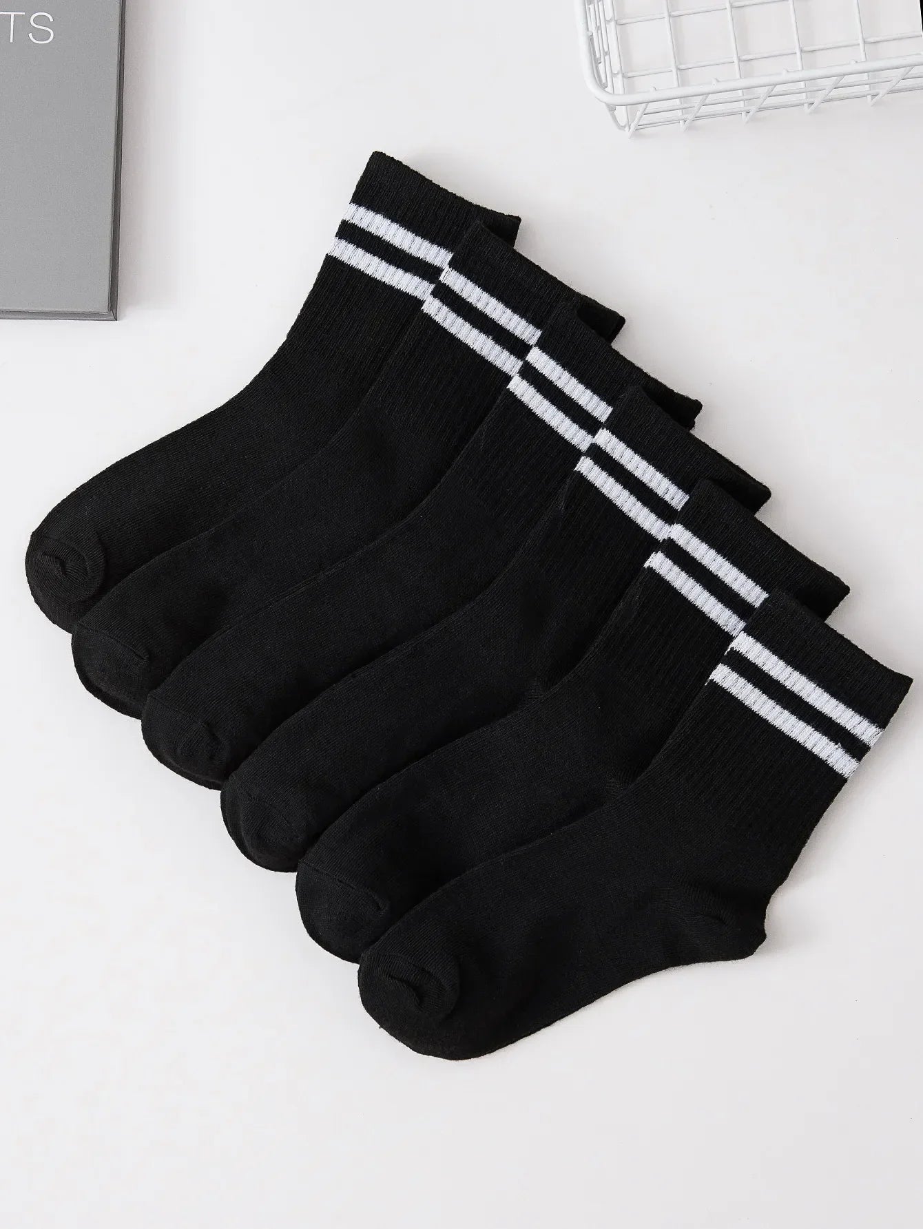6/12 Pairs Middle Tube Socks For Men And Women Solid Colour In White and Black Fashion Sweat Absorption Breathable and Casual